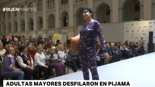 Mujeres desfilaron en pijama y la rompieron