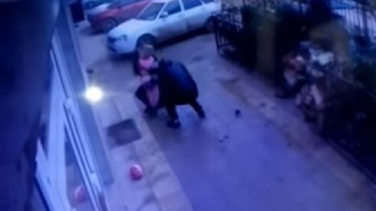 Video: atajaron y salvaron a una nena que cayó de un quinto piso