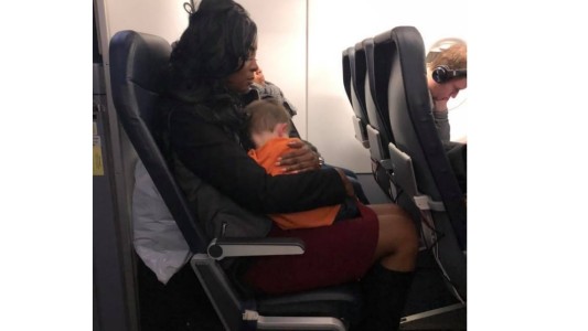 "Parece que necesitás un descanso": desconocida ayudó a una madre en el avión