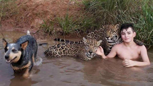 La historia de la foto del nene que se baña con jaguares