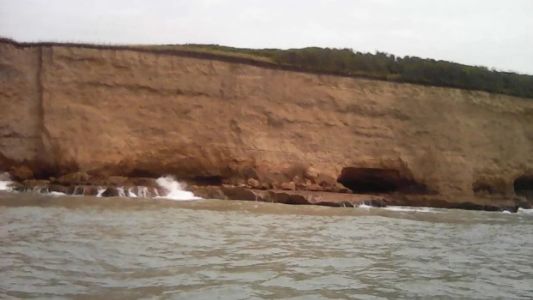 Guardavidas marplatenses rescataron a un hombre que había pasado la noche en una cueva