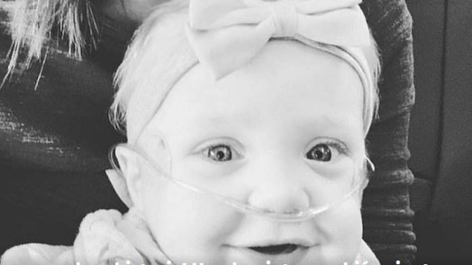 Viral conmovedor: le dejó su asiento en primera a una mujer que viajaba con su hija enferma