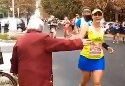 Video viral: la abuela que alienta a los corredores de una maratón