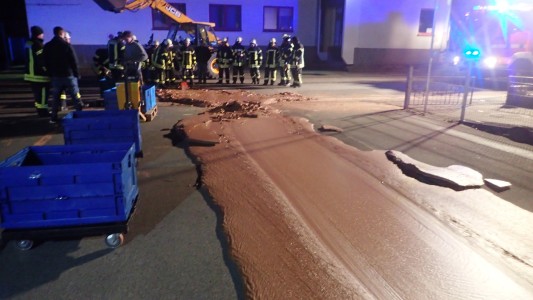 Por un accidente, se formó una calle de chocolate