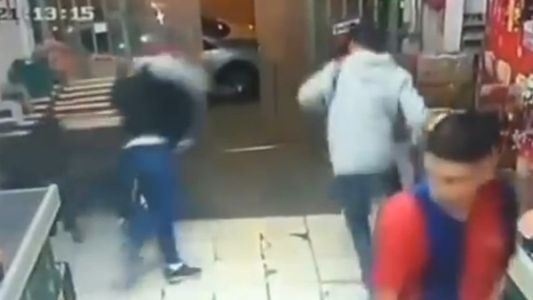 Video impactante: un comerciante chino mató a tiros a un ladrón en su supermercado