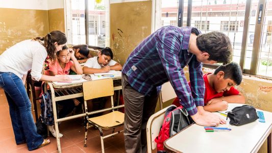 Jóvenes solidarios se capacitan para colaborar en escuelas de contextos vulnerables