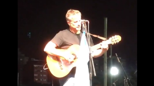 Boudou cantó y tocó la guitarra en un acto de las Madres de Plaza de Mayo