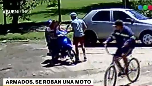 Video: le roban la moto a una mujer que iba con su hijo