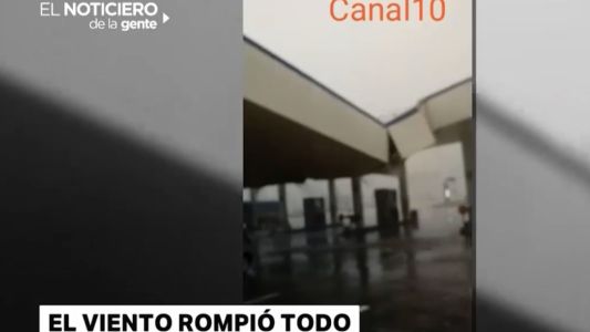 Cayó el techo de una estación de servicio