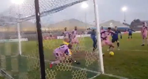 Un equipo de héroes: taparon seis veces seguidas la pelota y evitaron el gol