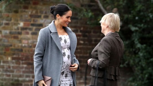 Meghan Markle lució su pancita de embarazada en un vestido superajustado
