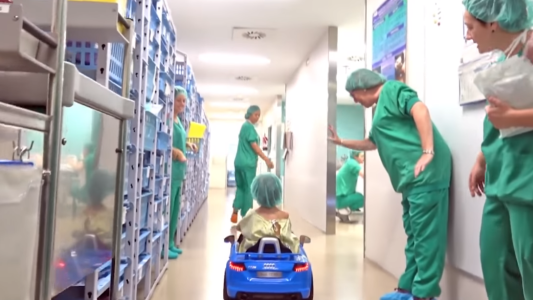 Video: el hospital en el que los nenes entran al quirófano manejando un descapotable