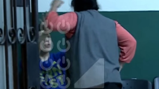 Detuvieron a un joven por robo y su mamá le dio una paliza en la comisaría