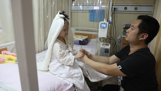 El padre que le cumplió el sueño a una nena de 4 años con cáncer terminal: ser una novia