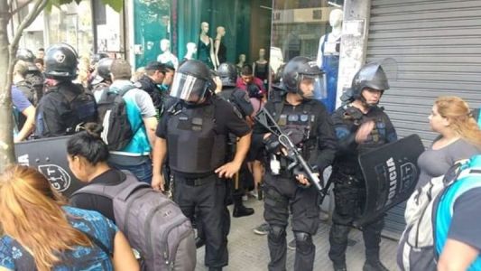 Tensión en Flores: detuvieron a manteros e incautaron camión con mercadería