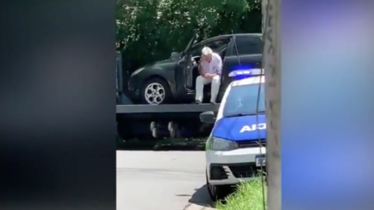 El hombre que se sentó en su auto para evitar que se lo lleve la grúa