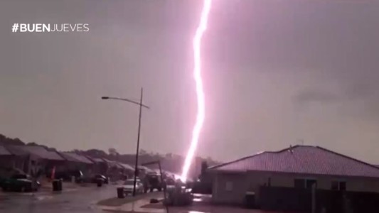 Australia: logran filmar la caida de un rayo