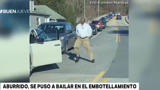 Aburrido en un embotellamiento, se puso a tirar pasos en plena autopista