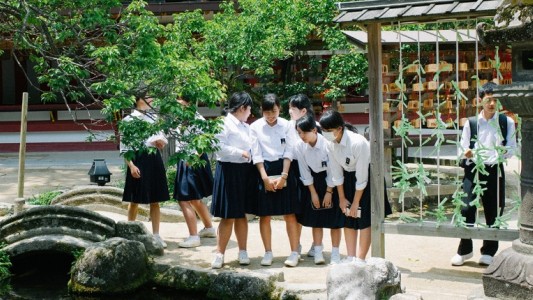 Escuelas chinas usan "uniformes inteligentes" para controlar la asistencia de alumnos