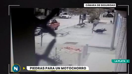 Video: dos hermanas se defendieron a piedrazos de un motochorro