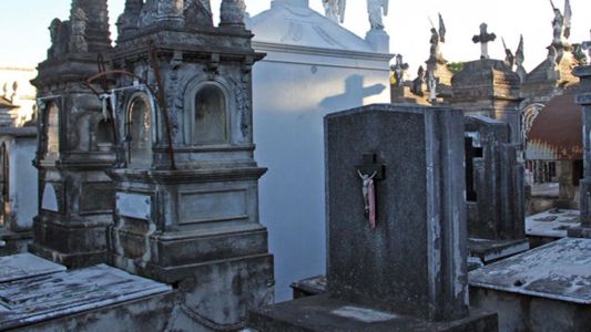 Fue al cementerio y descubrió que se habían robado el cajón con el cuerpo de su padre