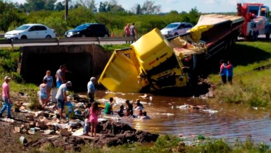 Volcó un camión con cerveza y vecinos se metieron al agua para llevarse botellas