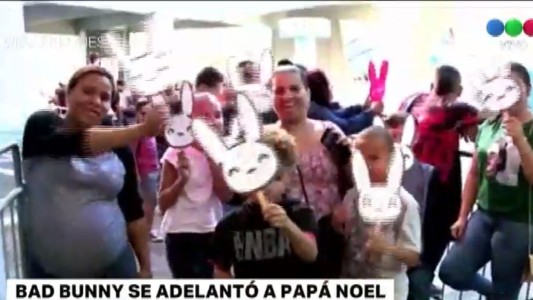 Bad Bunny entregó regalos