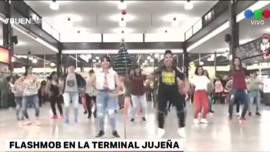 Un flashmob de zumba sorprendió a los pasajeros de la Terminal de Jujuy