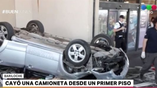 Cuatro heridos en el aeropuerto de Bariloche tras caer un auto desde un primer piso