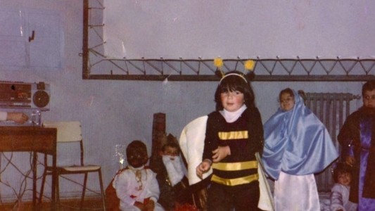 La mamá que entendió mal y disfrazó a su hija de “abeja de Belén” para el pesebre escolar