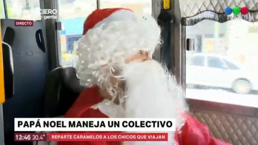 Papá Noel reparte regalos manejando... ¡un bondi!