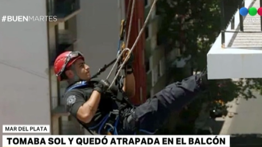 Estaba tomando sol en el balcón, se quedó encerrada y la tuvieron que rescatar los bomberos