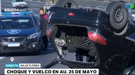 Un policía chocó y volcó en la autopista 25 de Mayo