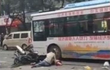 Secuestró un micro lleno de pasajeros para atropellar peatones: al menos cinco muertos