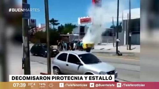 Video: policía decomisa pirotecnia y les estalla en el móvil