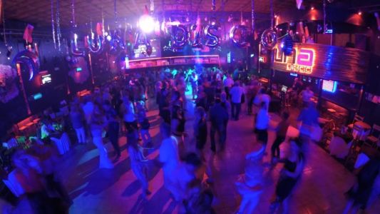 Lo echaron del boliche, volvió a los tiros y murió en un choque cuando escapaba