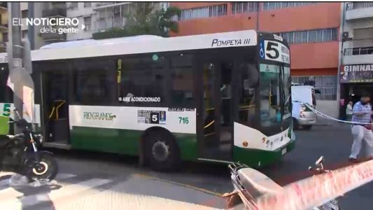 Buscan al automovilista que disparó contra un colectivo en Caballito