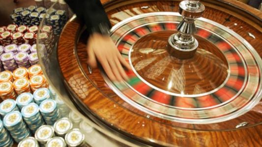 Casino deberá indemnizar a un croupier por maltrato de jefes y apostadores