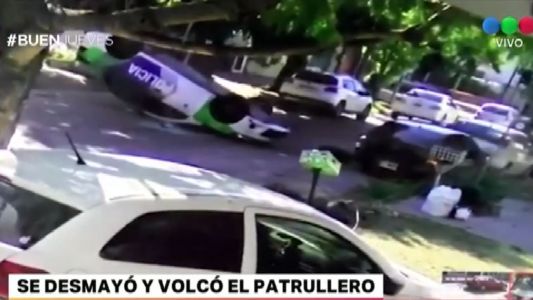 Una mujer policía se desmayó al volante y volcó el patrullero