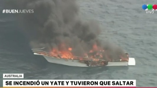 Rescataron a una familia que saltó al agua cuando se incendió su yate