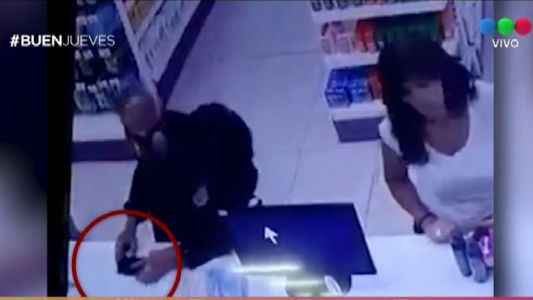 Una policía robó el celular a una clienta de una farmacia