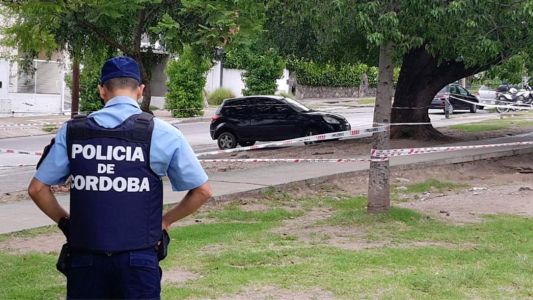 Misterio: hallaron un cadáver dentro de un auto en un parque de Córdoba