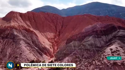 Un artista quiso cercar parte del cerro de Siete Colores y causó polémica