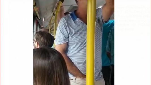 Escrachan a un hombre en el colectivo: "Te estás tocando el pene, asqueroso"