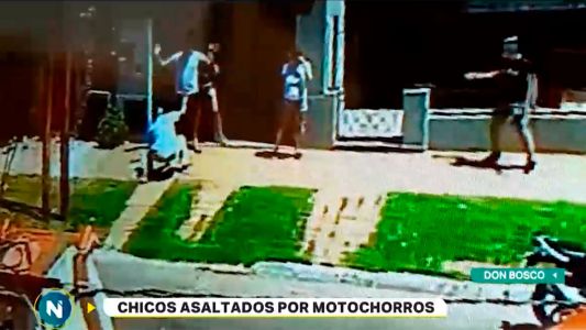 Video: motochorros armados atacaron a cuatro chicos en Don Bosco