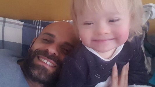 El hombre que adoptó a una nena con síndrome de down rechazada 20 veces