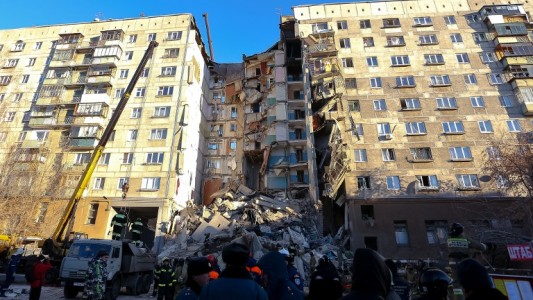 Impactante explosión y derrumbe en un edificio de Rusia: hay al menos cuatro muertos