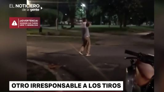 Video: así festejaba a los tiros el Año Nuevo un hombre en una plaza de Avellaneda