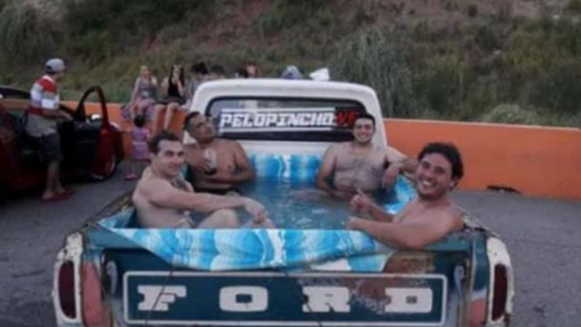 No tiene pileta el que no quiere: transformaron la caja de la camioneta en una pelopincho rodante