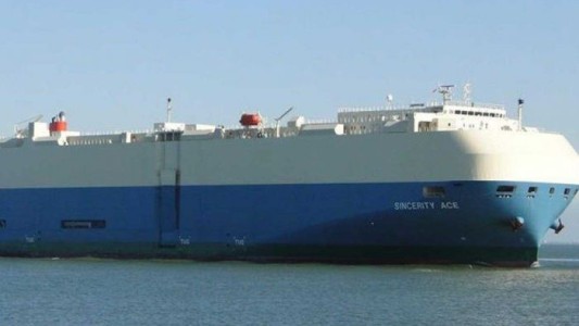 El enorme barco de carga que está a la deriva en el océano Pacífico con 3.500 autos nuevos